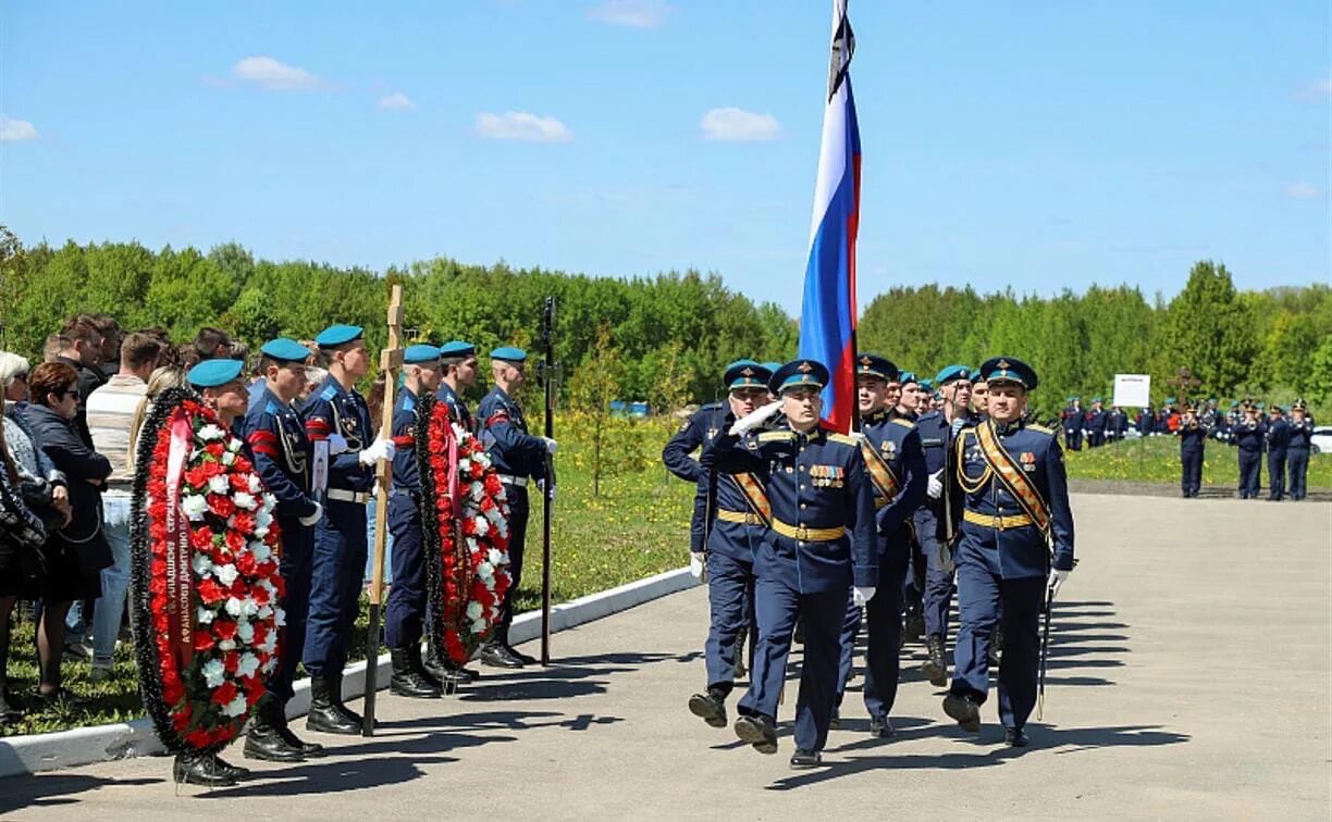 Прощание с воином. Военное кладбище в Туле. Тульское военное кладбище. Кладбище десантников в Туле.