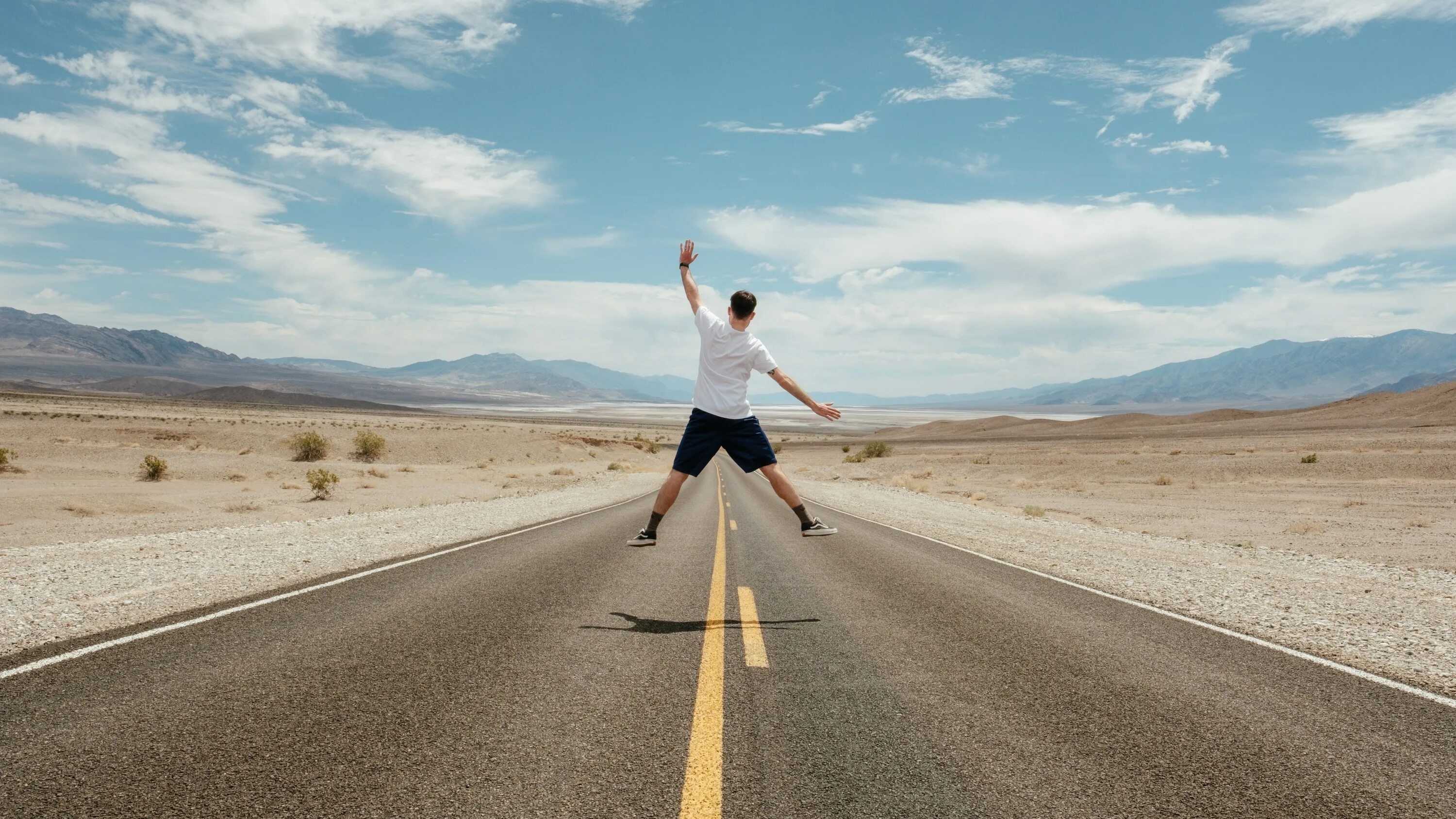 Всегда движется вперед. Человек на дороге. Дорога вперед. Мотивация на успех. Человек на пустынной дороге.