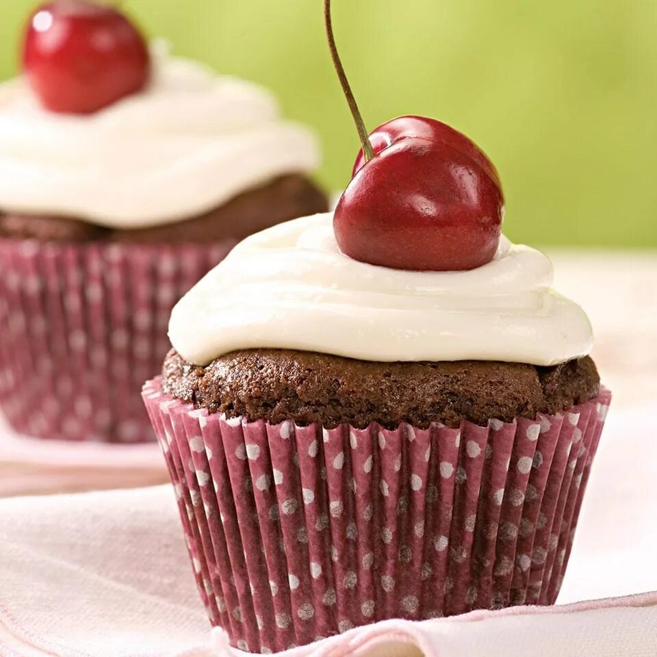 Малиновый кекс. Кекс шоколад вишня Яшкино. Cherry Cupcake. Cupcakes with Cherry on Top.