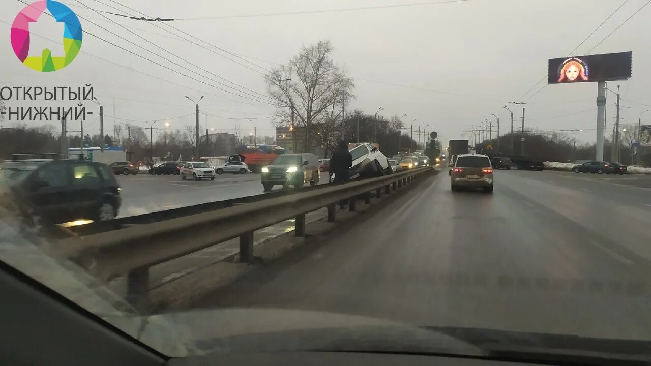 В открытый роток влетел. Авария на Московском шоссе Нижний Новгород. Иномарка влетела в отбойник. Авария в Нижнем Новгороде в Московском районе. Авария на открытом шоссе.