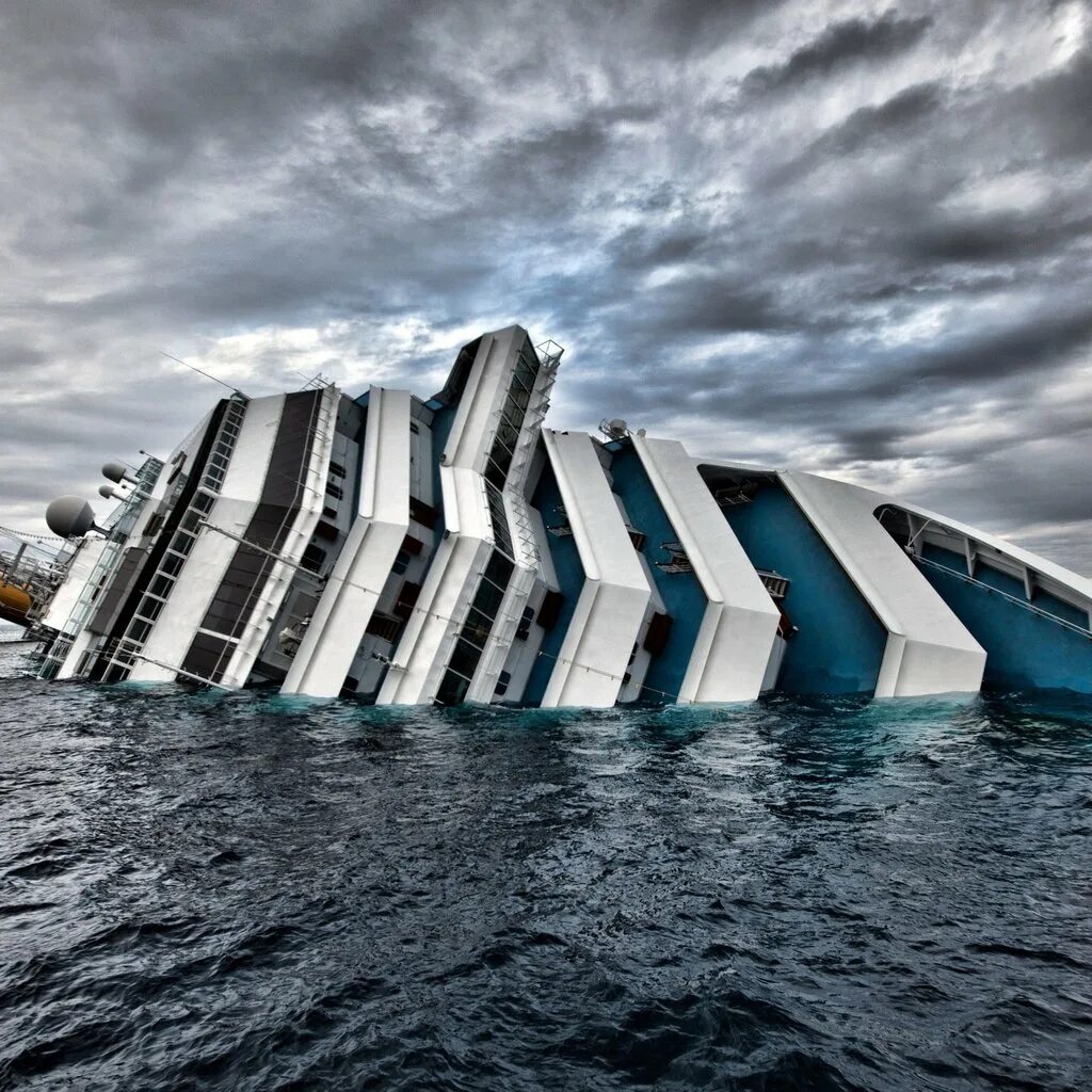 Costa concordia крушение. Коста Конкордия. Коста Конкордия крушение. Коста Конкордия затонувшие корабли. Корабль Коста Конкордия крушение.