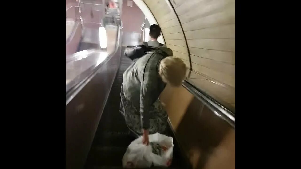 Эскалатор спускает идущего по нему вниз человека. Елена бойко на эскалаторе. елена бойко на эскалаторе фейк. замминистра здравоохранения бойко на эскалаторе. елена бойко в метро.