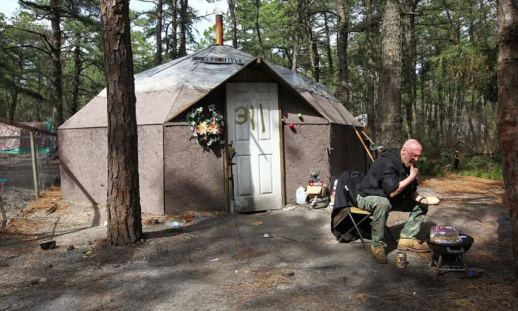 Палаточный лагерь бездомных в США. Палаточный городок бомжей в Америке. Палаточные лагеря в США. Палаточный лагерь бомжей Лос-Анджелес. Шалаш бомжа
