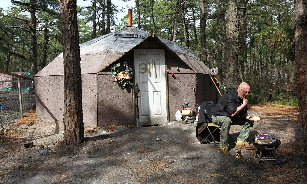 Палаточный лагерь бездомных в США. Палаточный городок бомжей в Америке. Палаточные лагеря в США. Палаточный лагерь бомжей Лос-Анджелес.