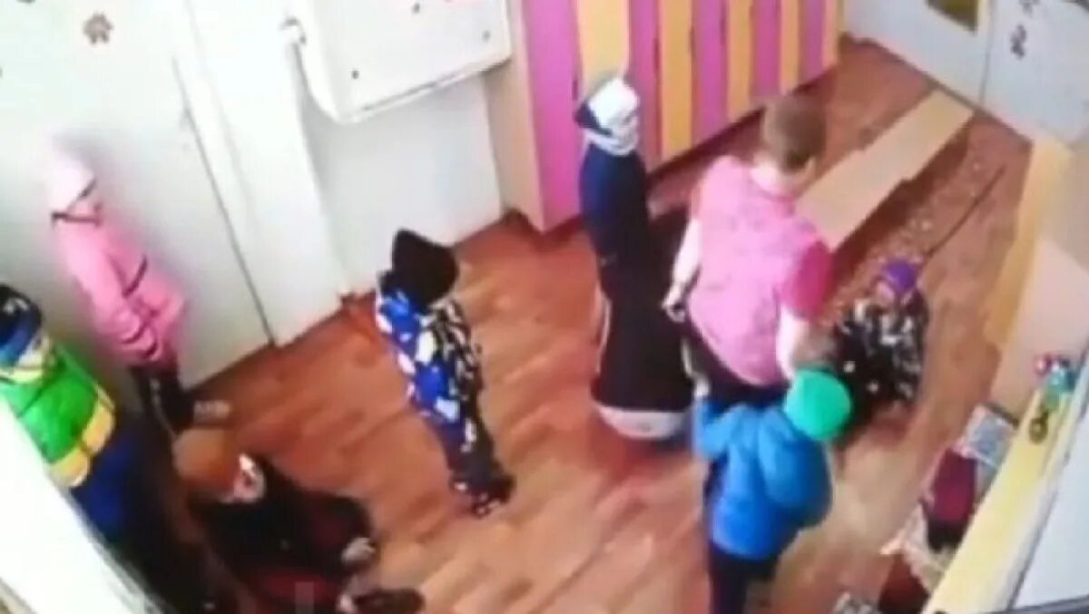 Избиение ребенка детском саду. Избиение ребенка в детском саду. воспитатель избивает детей. избили ребенка в детском саду. воспитатель бьет ребенка в детском саду.