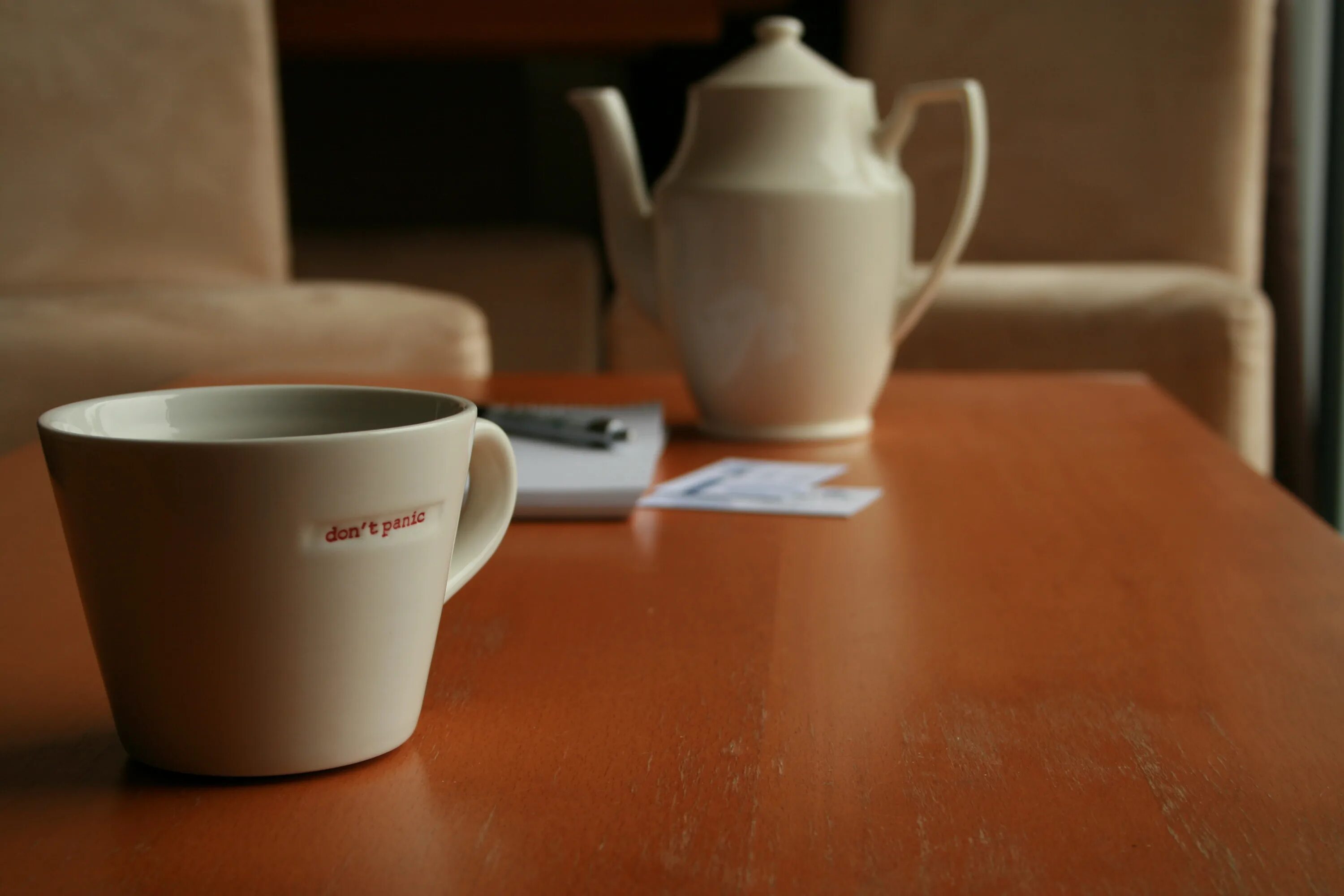 There is a cup on the table. Кружка на столе. Чашка "на стол". Кружки на столе. Стоящая Кружка на столе.