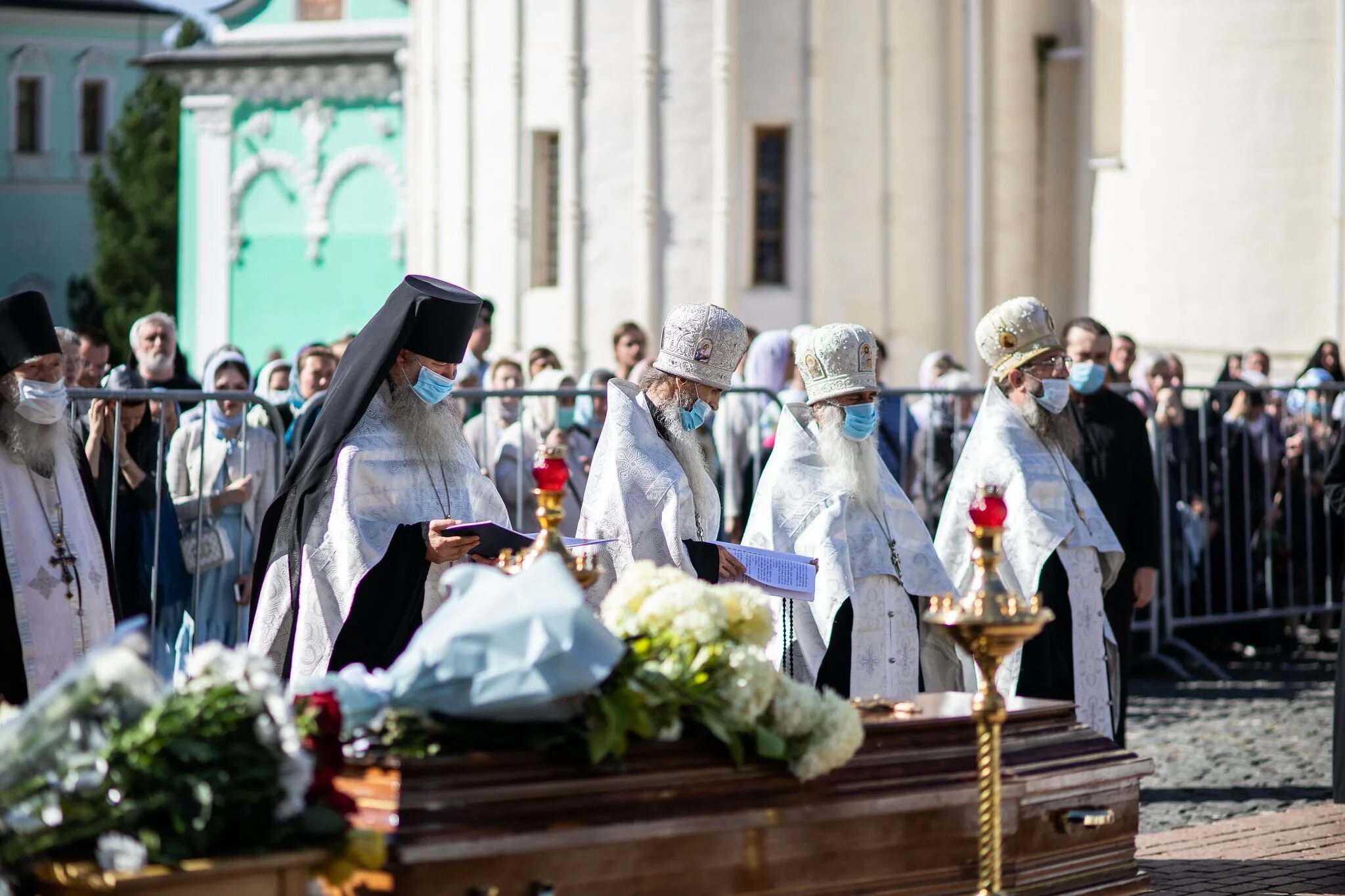 монахи в троице сергиевой лавре. коленопреклоненные молитвы в день святой троицы. иеродиакон рафаил оптина пустынь. иеромонах гавриил троице сергиева лавра. храм никона радонежского сергиев посад.