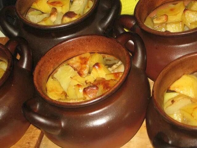 Шампиньоны с картошкой в горшочке рецепт. Курица в горшочке в духовке с картошкой. мясо в горшочках с картошкой в духовке с сыром. мясо в горшочках с картошкой в духовке с курицей. тушеная картошка в горшочках.