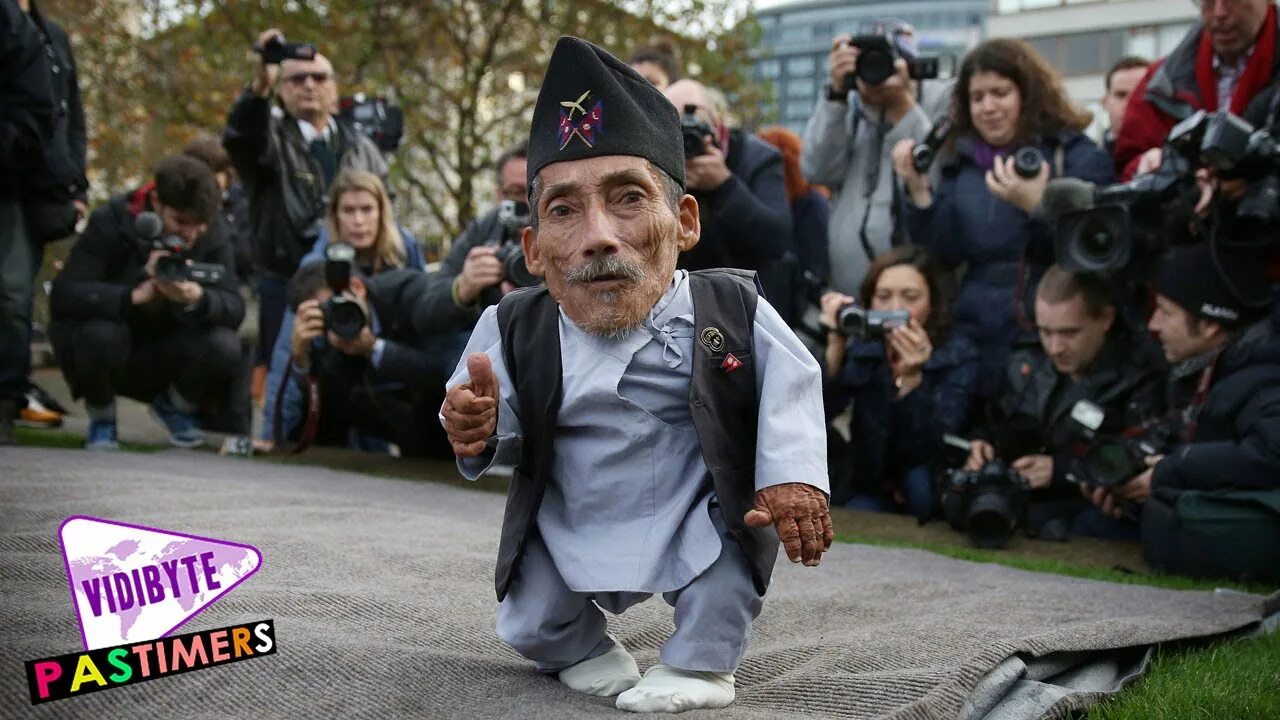 Хагендра тапа магар в 27 лет. Чандра бахадур данги рост. Чандра бахадур данги рост. The smallest person. Самый низкий человек в мире.