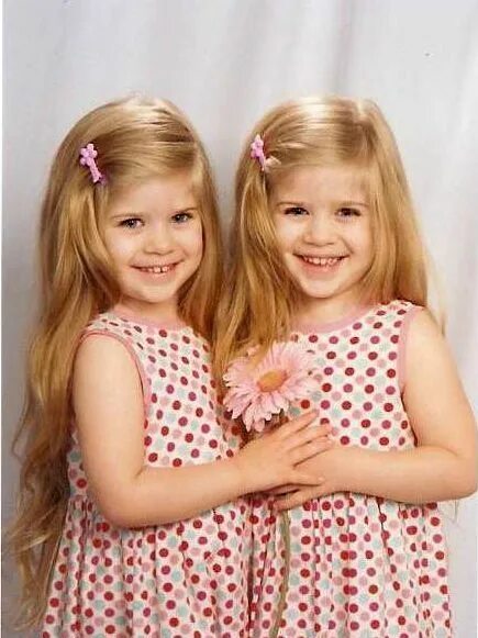 Девочки сестры 5 лет. Две девочки близняшки. Две сестры. Две сестры с разницей в 6 лет. Девочки сестры 5 лет.