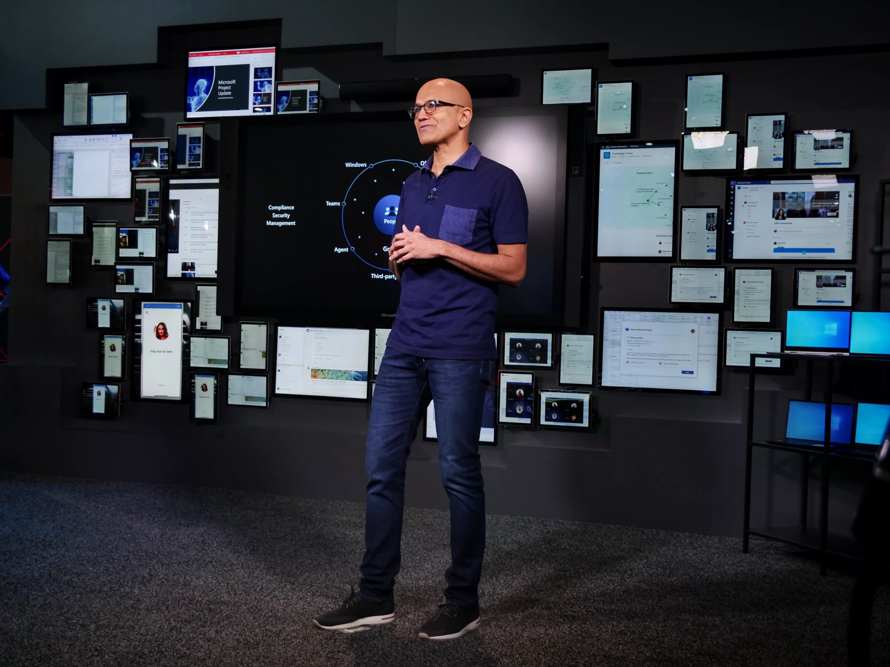Виртуальный образ. Техника Майкрософт. Инновации в Майкрософт. Microsoft выставка. Фото от Майкрософт.