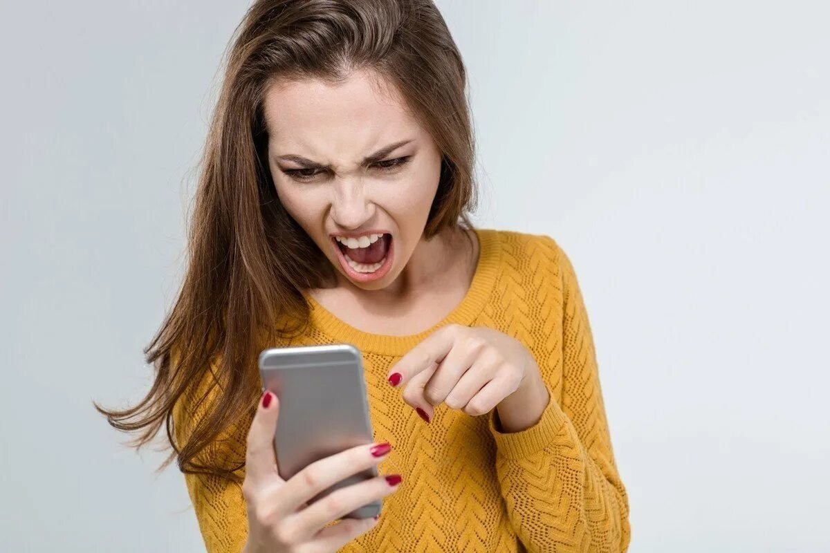 Без телефона фото. Девушка со смартфоном. Женщина с телефоном. Злая женщина с телефоном. Девушка кричит в телефон.