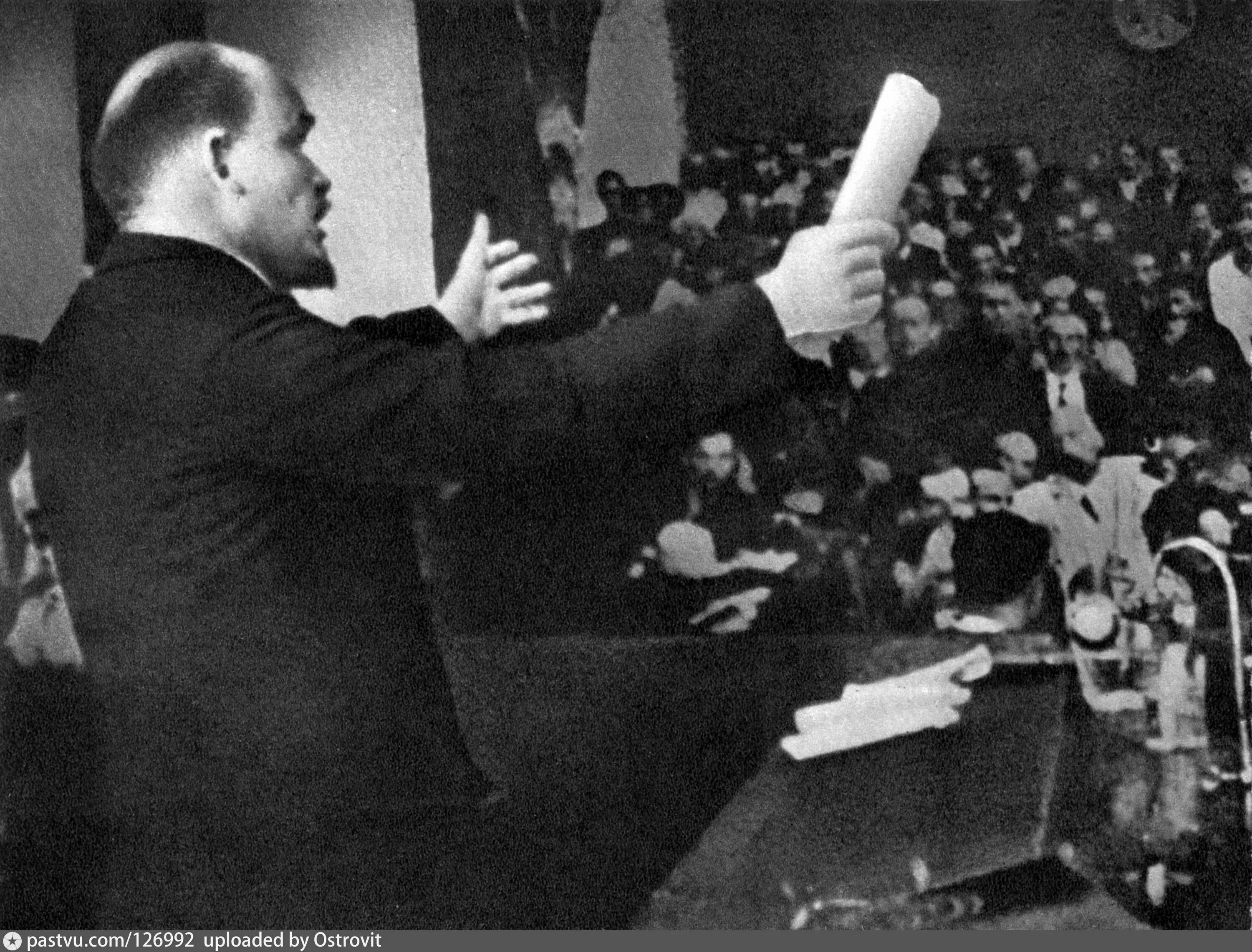 Ленин выступает 1917. Революция 1917 ленин на броневике. Ленин выступает в таврическом дворце с апрельскими тезисами. Первая речь ленина. Ленин фото 1918.