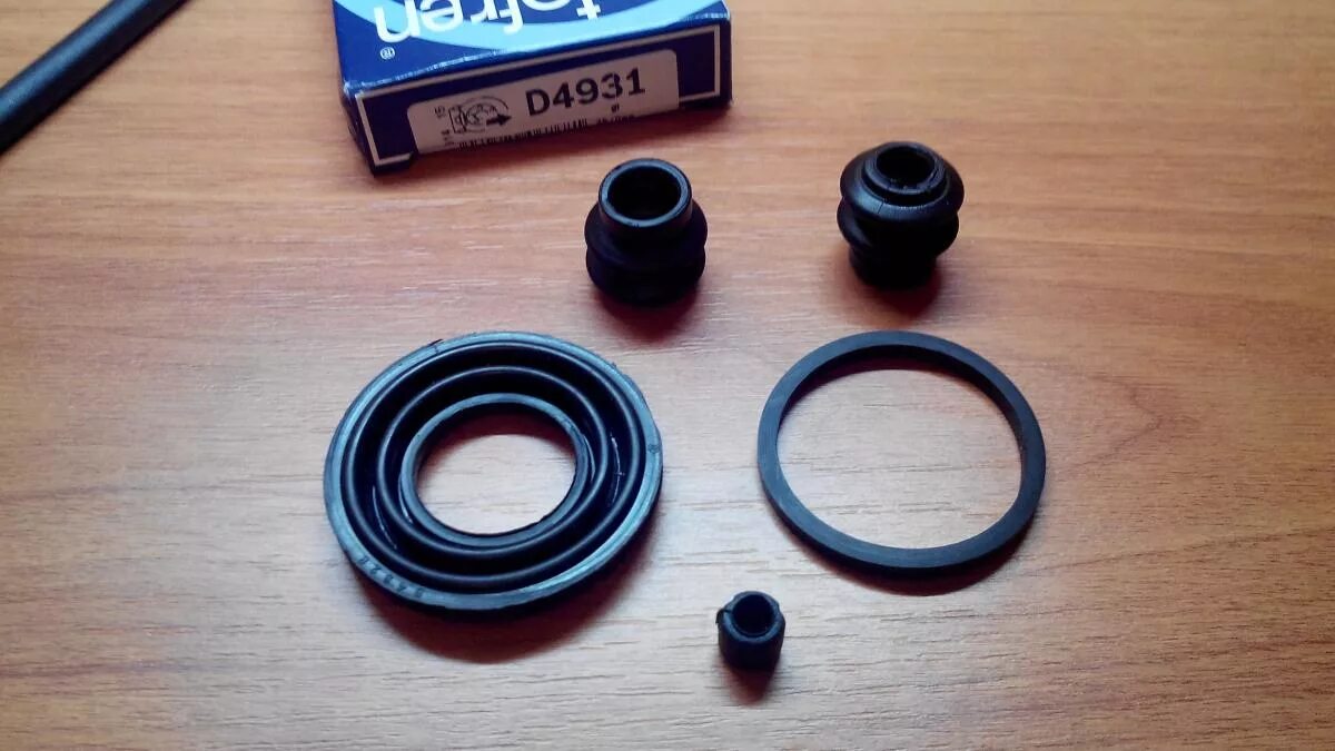 4 артикул. Ремкомплект заднего суппорта киа спектра 2008 год. 6. Пыльник направляющей заднего суппорта stels 500 gt. Пыльник направляющих суппорта лачетти передний.