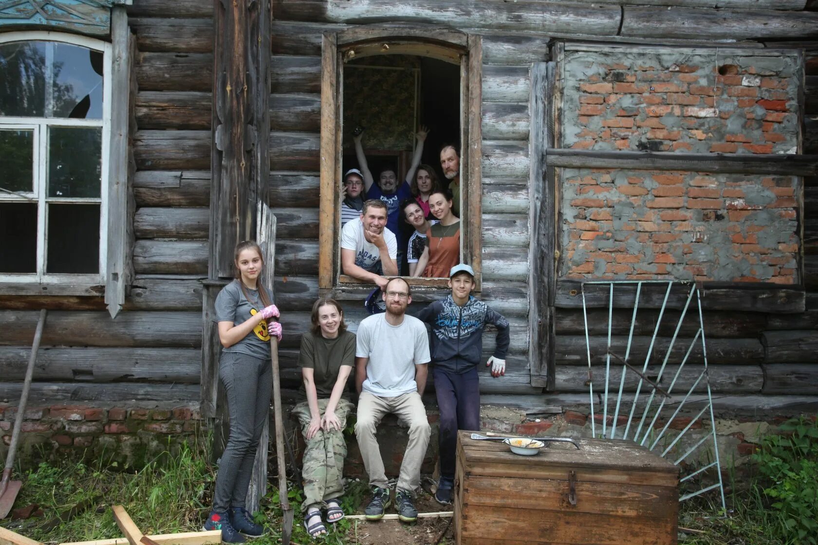 Переехали из города в село. Из города в деревню. Деревенские в городе. Переселение из деревень в города. Город и деревня.