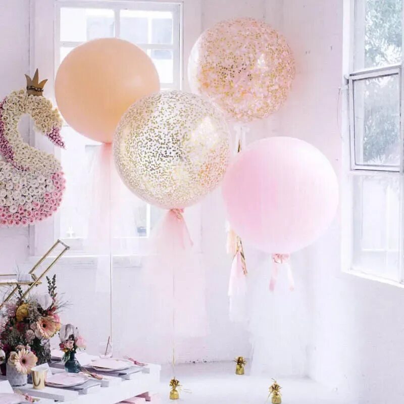 Большой воздушный шар из шаров. Стильные шары. Стильный декор воздушными шарами. Шар с розовым конфетти. Большой шар с конфетти.