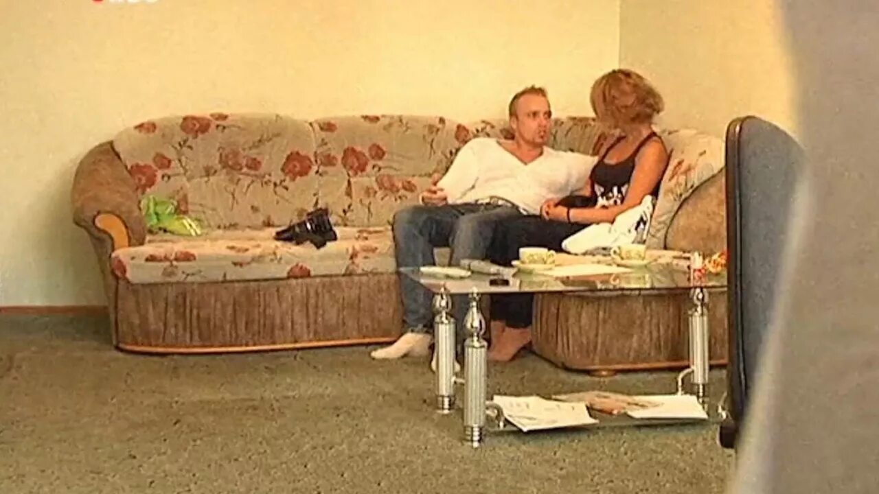 Русскую изменяет в гостях. Русские жены изменяют. измена в санатории. русская жена изменяет. муж в командировке измена жены.