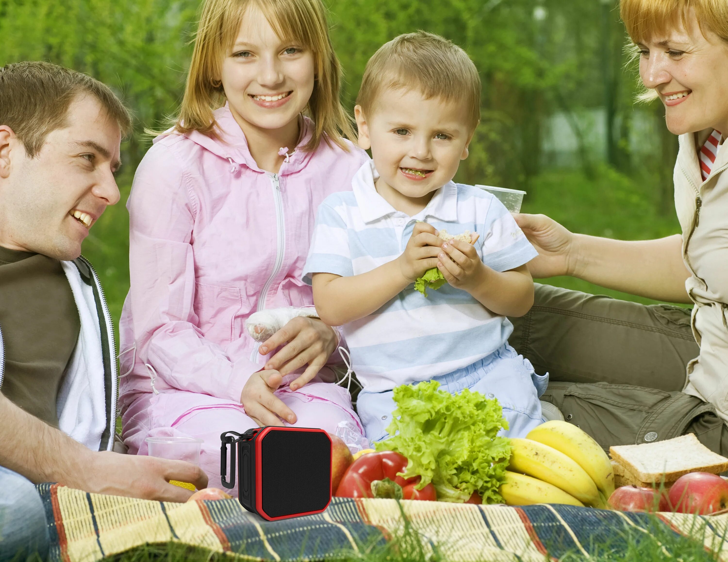 Семейные праздники. Фотосессия пикник семья. Семейный фотосет на кухне. Семейные традиции фото. Семья готовит.