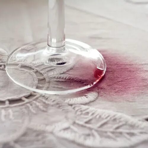 Вино на скатерти. Удаление воска с ткани. Воск для свечей. Как отстирать свечу со скатерти. Очистка ткани от парафина.