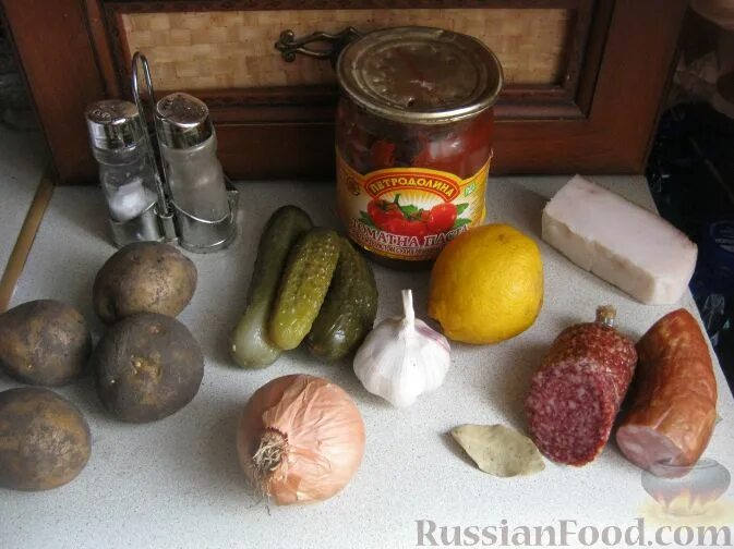 Как варить мясную солянку с колбасой. Ингредиенты для солянки с колбасой. ингредиенты для солянки с колбасой и оливками. солянка ингредиенты классическая с колбасой. ингредиенты для солянки с колбасой и маслинами.