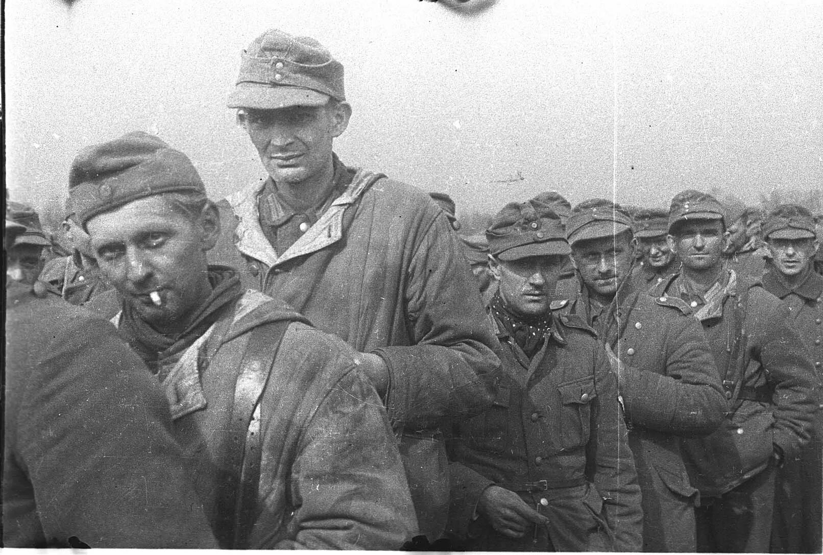 Пленные немецкие солдаты 1945 кенигсберг. Лагеря военнопленных немцев в ссср. Немцы после вов. Германия 1945 год пленные немецкие солдаты. Пленные немецкие солдаты.