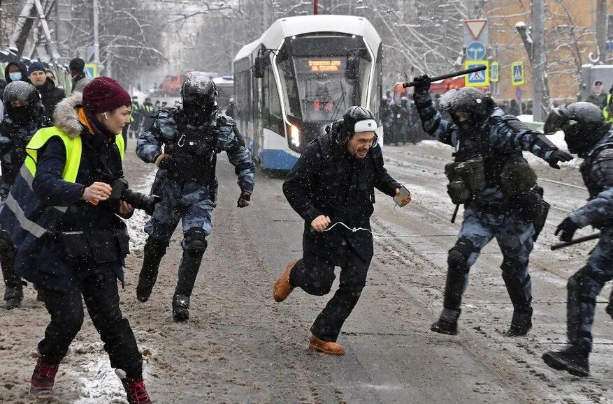 Бьют омон. ОМОН избивает протестующих.