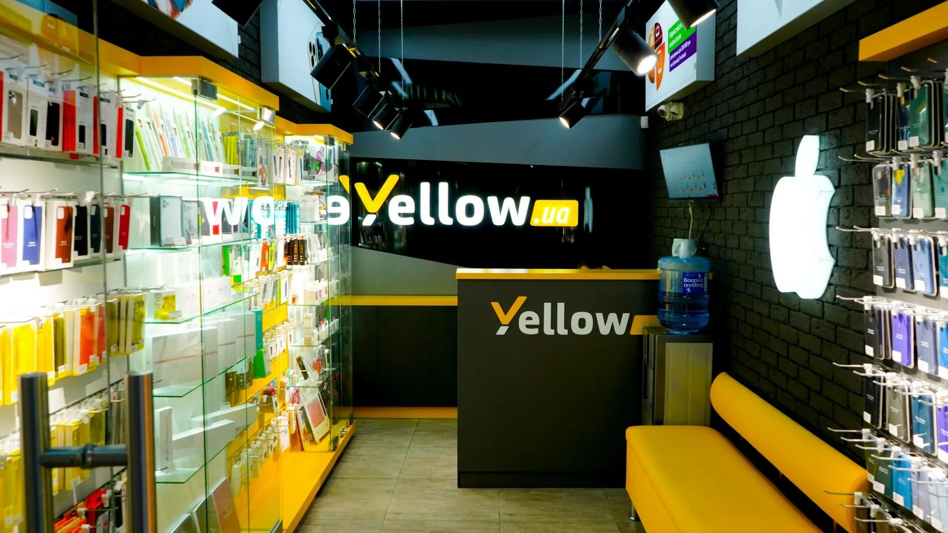 Интерьер в жёлтых тонах магазин. Yellow store uz. Интерьер ритейла. Шоурум еллоу курская. Дизайнерские ритейл-точки.