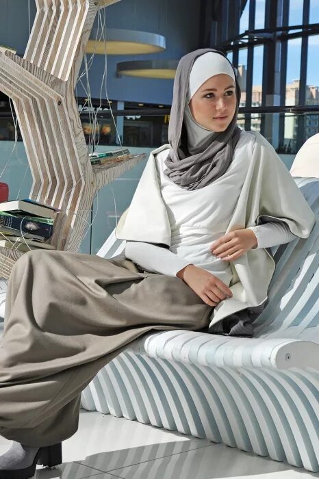 Мусульманская одежда для женщин. Современная мусульманская одежда для девушек. Мусульманка в деловом костюме. Мусульманский деловой костюм. Мусульмане в интернете