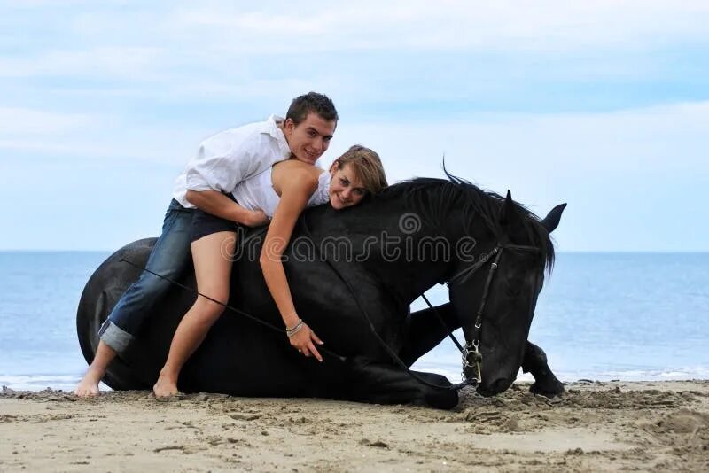 Girl man horse. Влюбленные лошади. Girl man horse. Романтическая прогулка на лошадях. Верховая прогулка на лошадях.