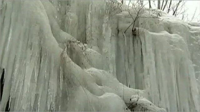 Застывшие пузырьки метана. Замерзший водопад в азербайджане. Замерзший водопад хэбэй. Китай замерз. Китай замерз.