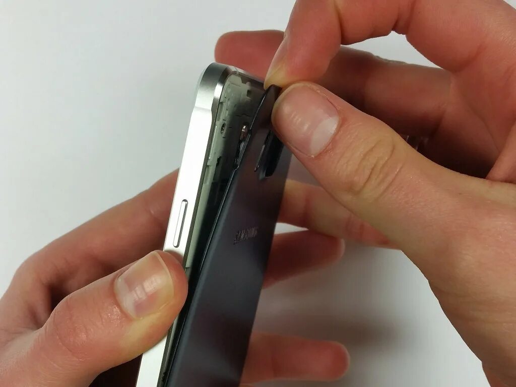 Как открыть заднюю крышку смартфона. Снимание задней крышки смартфона. самсунг со снимающиеся крышкой. вскрыть заднюю крышку телефона самсунг. как открыть заднюю крышку телефона.