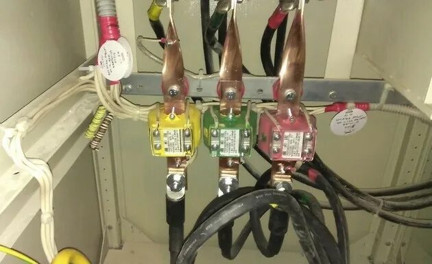 Провод трансформатора тока. Проходной трансформатор тока 0.4 кв. трансформаторы тока на кабель 0.4 кв. трансформаторы тока 10кв одевание на шины. трансформаторы тока и счетчик на 110 квт.