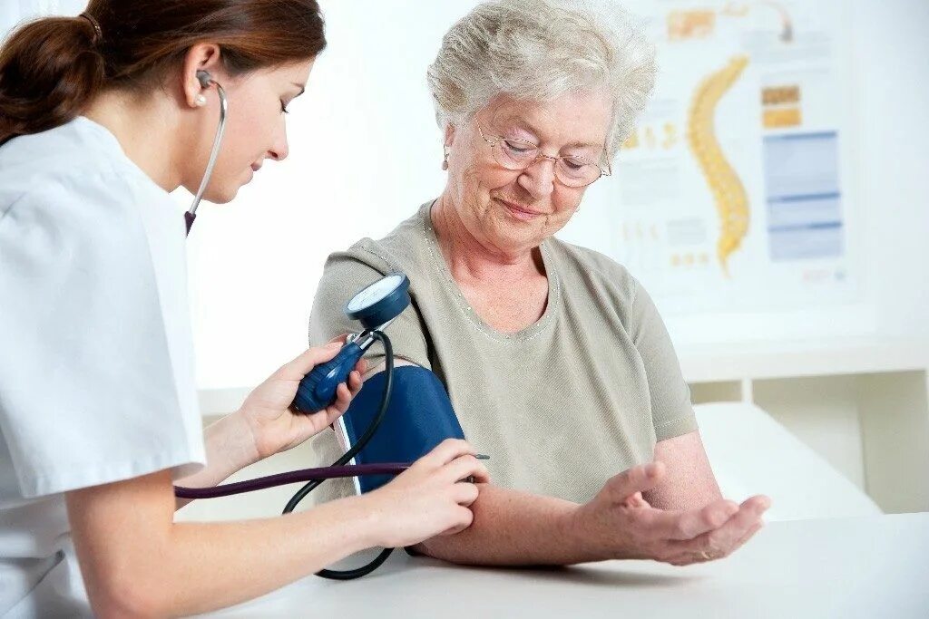 Медсестра измеряет давление. Измерение давления у пожилых. Измерение артериального давления у пожилых людей. Артериальная гипертензия у пожилых. Уход за пожилыми 80 лет medportal