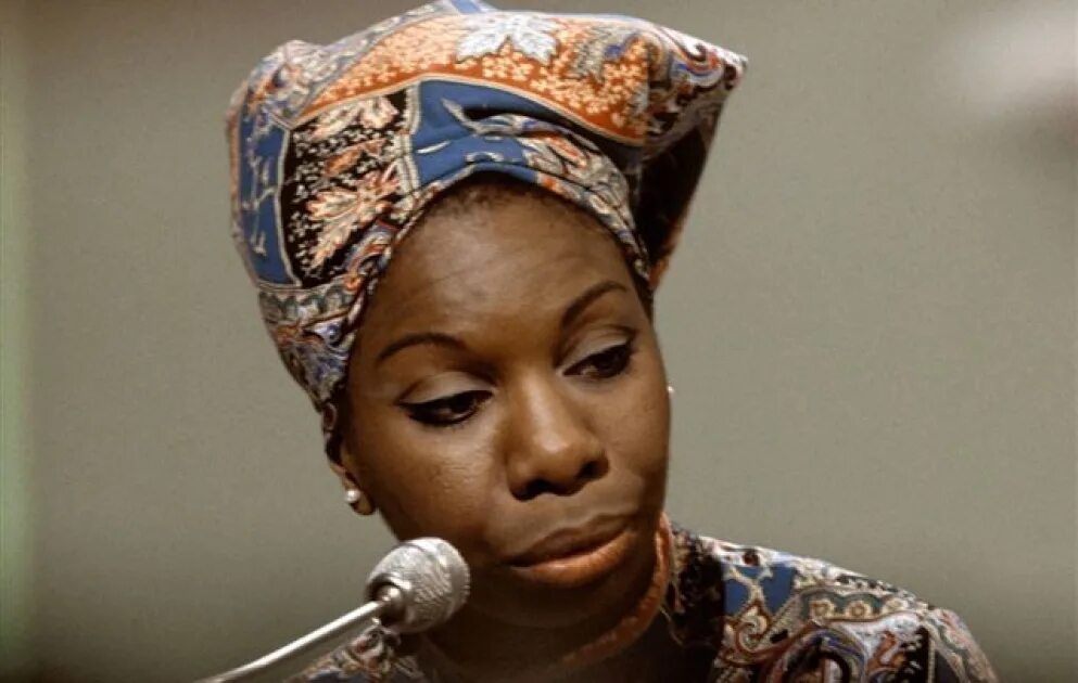 Клип негритянка поет. Nina Simone "Gold (2cd)". Негритянка поет. Негритянка с микрофоном. Американские чернокожие певицы.