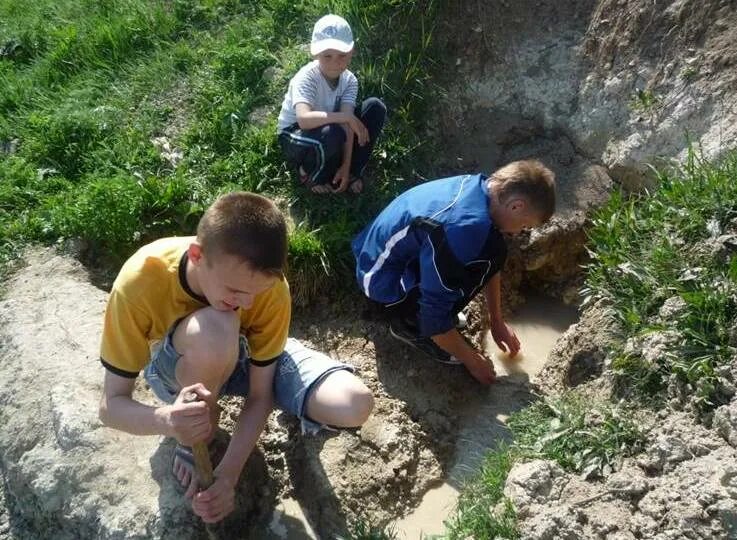 Родники новости сегодня. Родник для детей. Мальчик у родника. Родники у человека. Человек у родника.