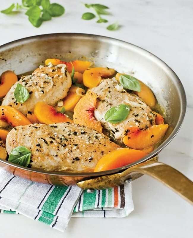 Салат с персиком и сыром. Курица с персиками консервированными. Рецепт курица персики. Филе куриное запеченное с персиком. Курица с нектарином.