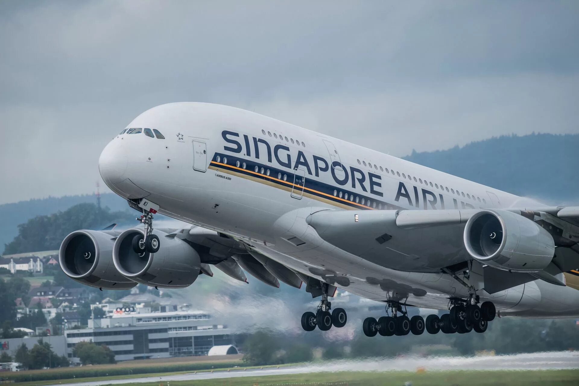 Значение слова аэробус. Самолёт Airbus a380. Двухпалубный Airbus a380. A380 Singapore Airlines.
