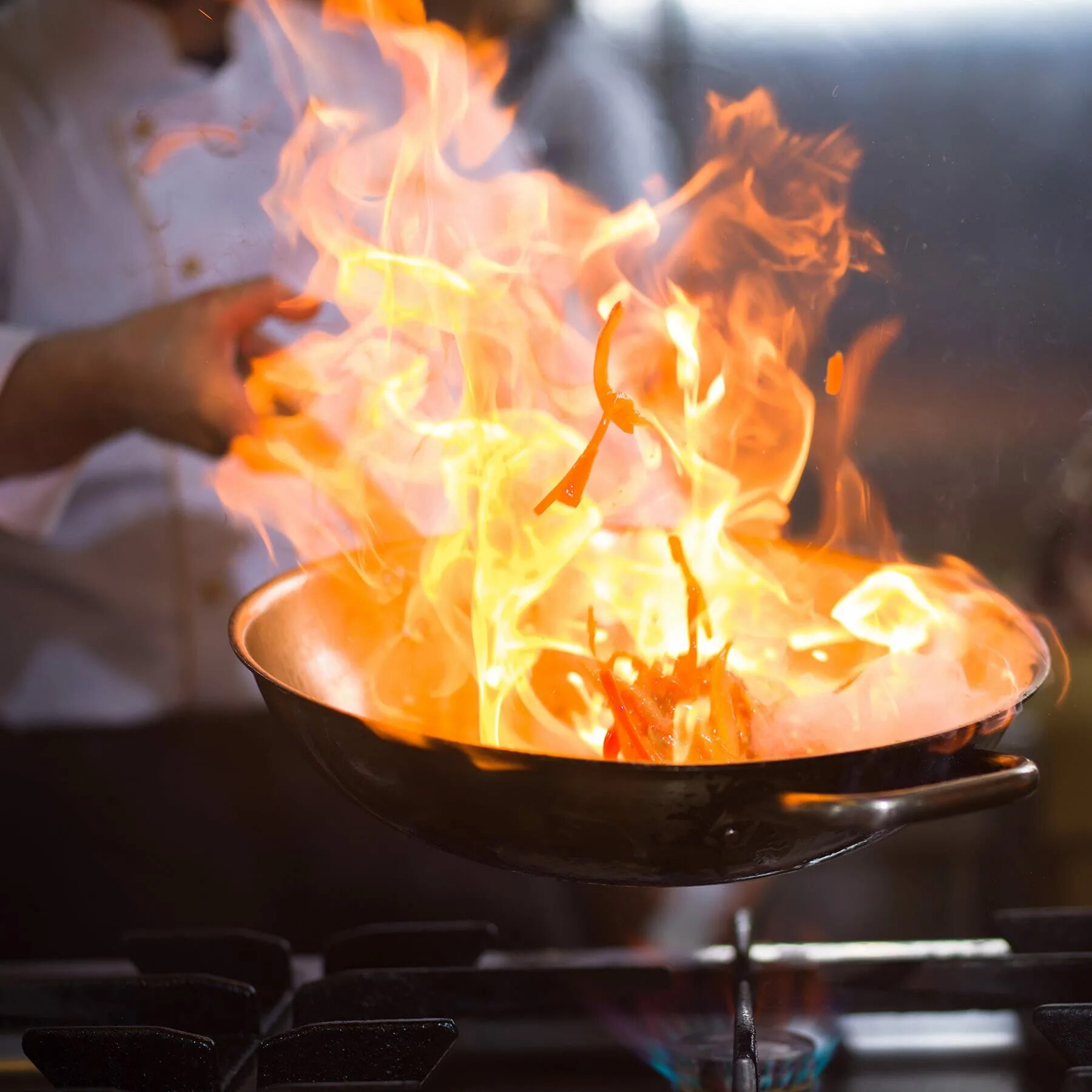 Повар готовит на огне. Повар горячего цеха. Cooking fire. Огонь на кухне ресторана. Фламбе 3.