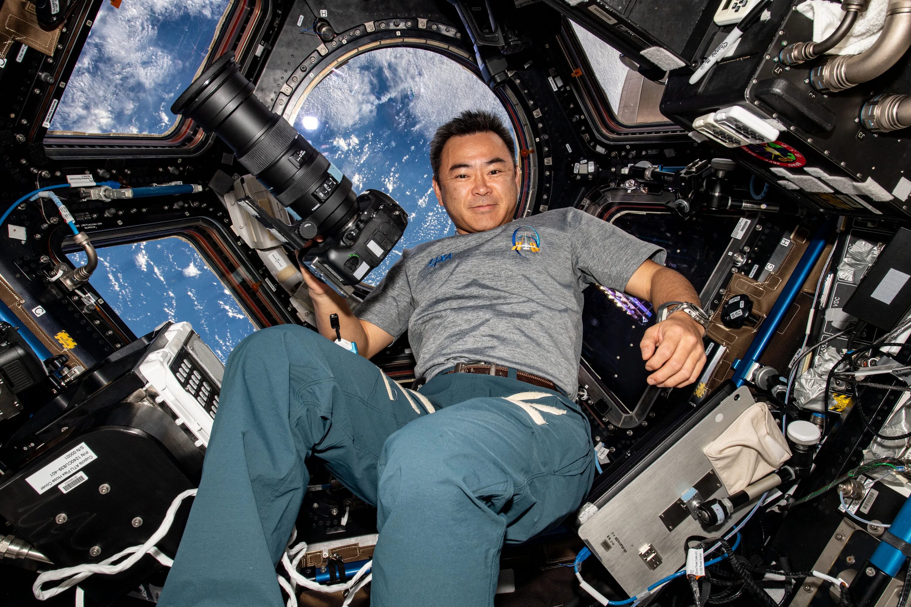 Самый длинный космический полет. Акихико Хосидэ. Хосидэ Акихико астронавт. Космические братья Акихико Хосидэ. Акихико Хосидэ с фотоаппаратом в космосе.