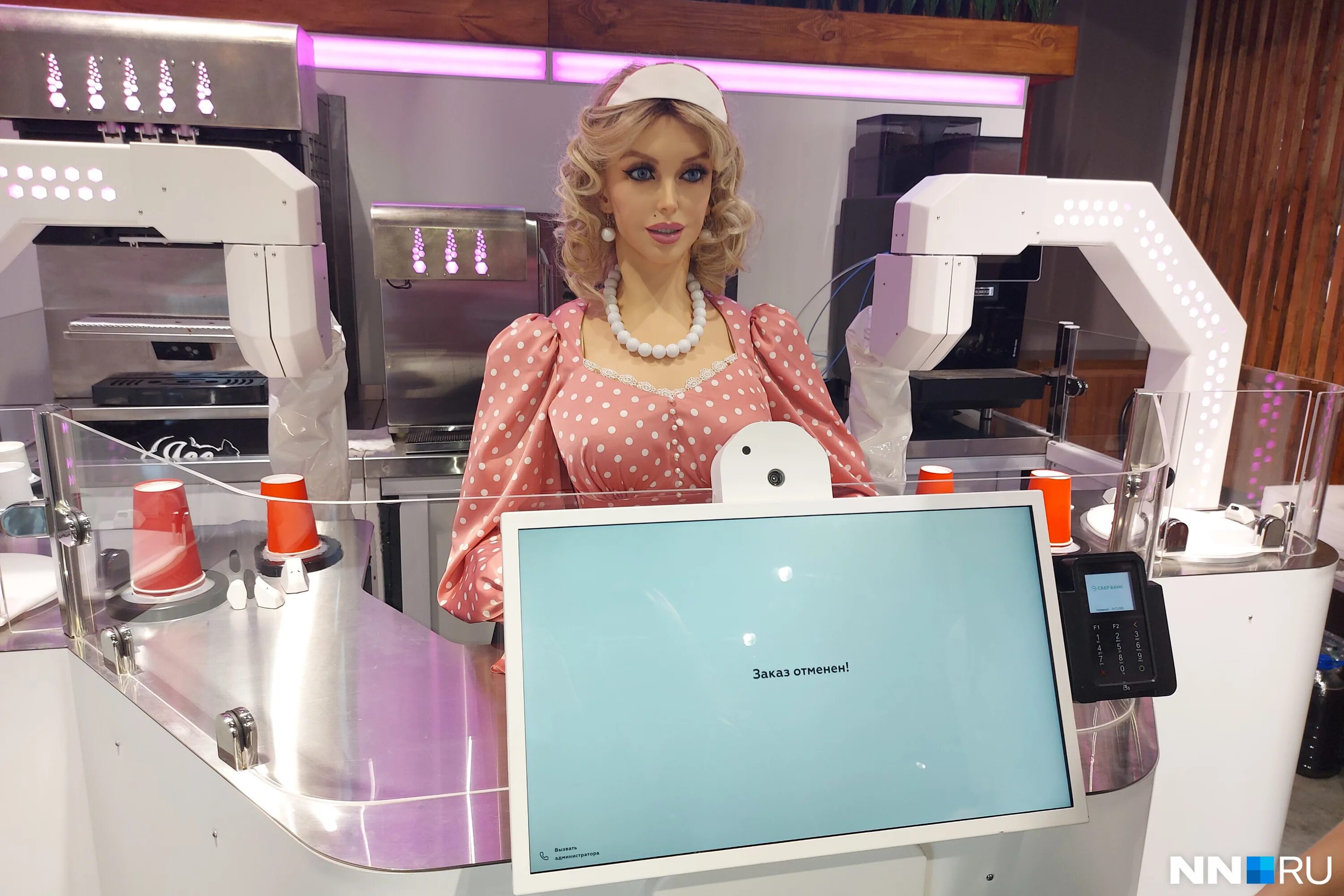 Робот дуняша пермь. Пмэф 2022 роботизированная кофейня. Робот дуняша на пмэф 2022. Робот кассир дуняша. Дуняша пермь кибер кафе.