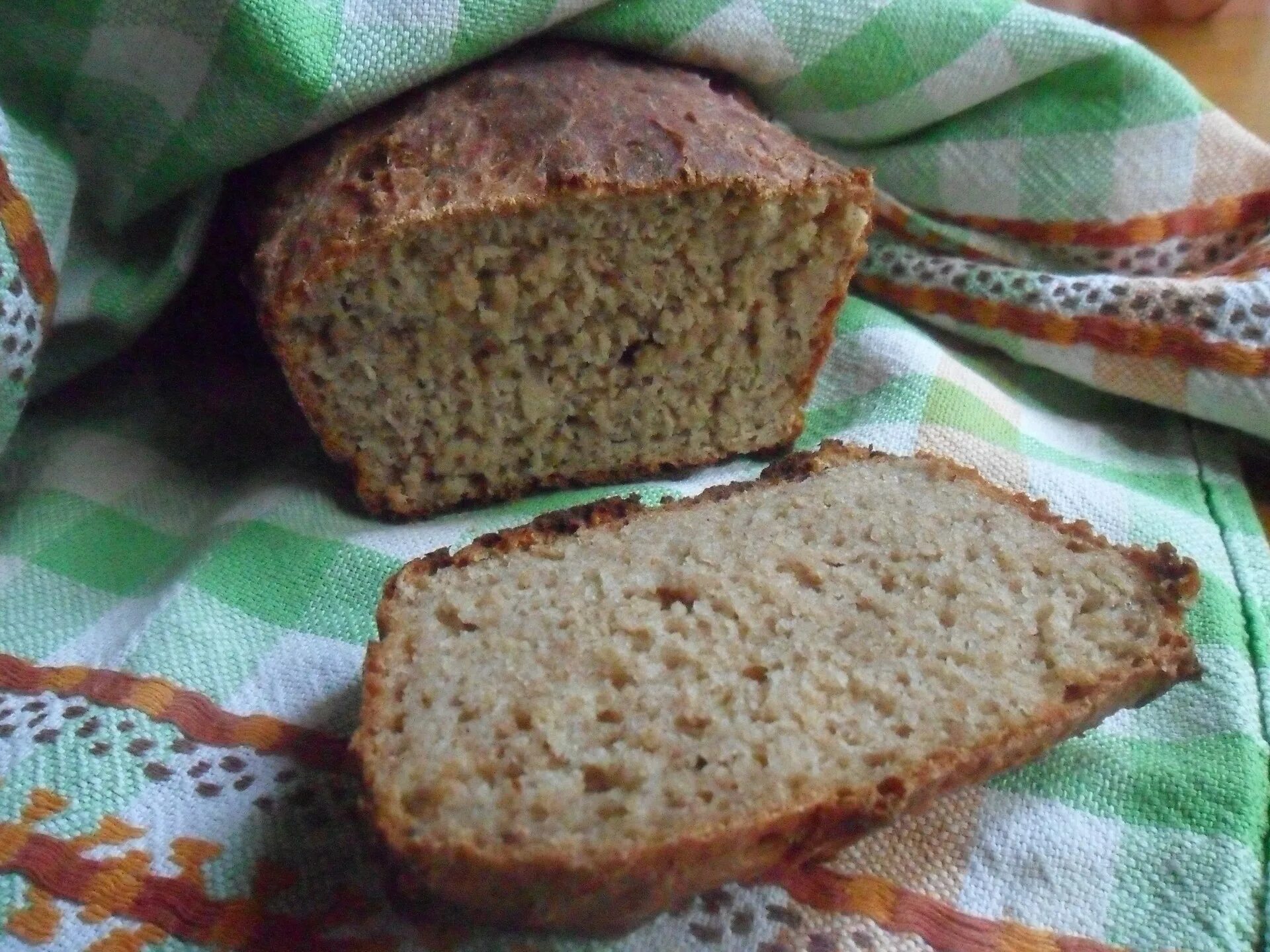 Пшенично ржаной на кефире. Кефир и ржаной хлеб. Хлеб на кефире. Ржаной хлеб на кефире без дрожжей. Хлеб из ржаной муки на кефире без дрожжей в форме.