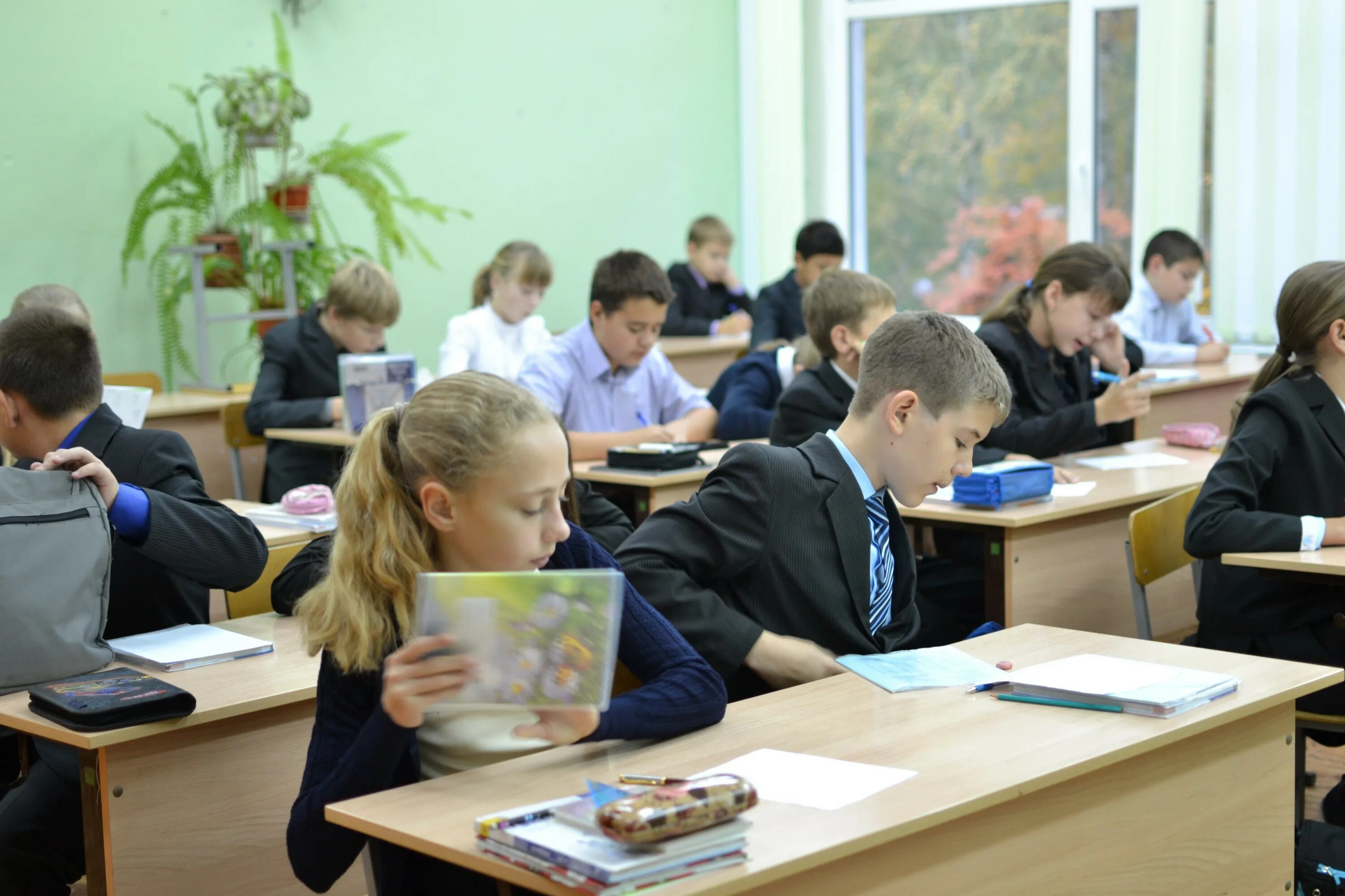 6 й урок. Школьники в школе. 6 класс ученики. ученики на уроке. дети в классе.