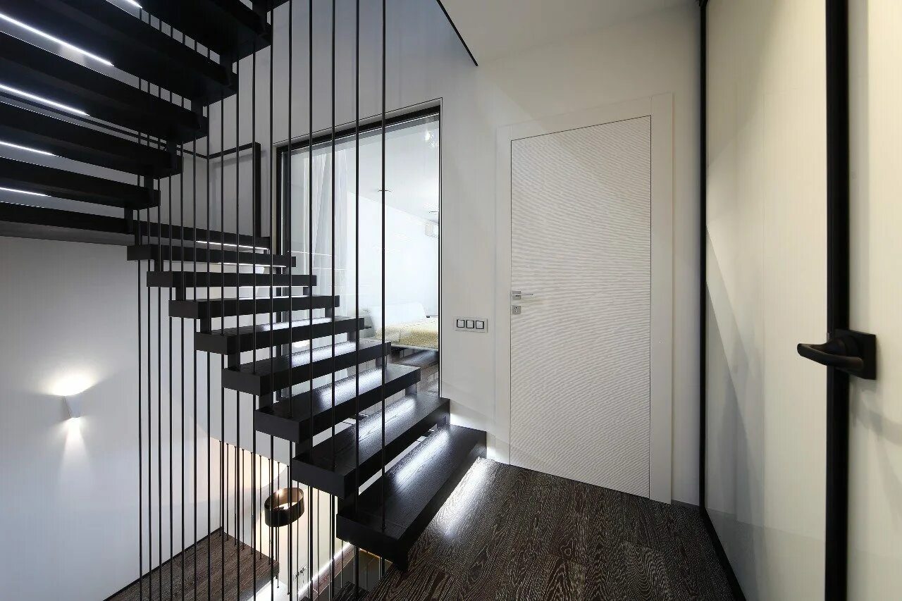 Лестница в таунхаусе. Перила для лестницы в таунхаусе. Лестничные ограждения в таунхаус. Красивые лестницы в таунхаусах. Лестница в таунхаусе.