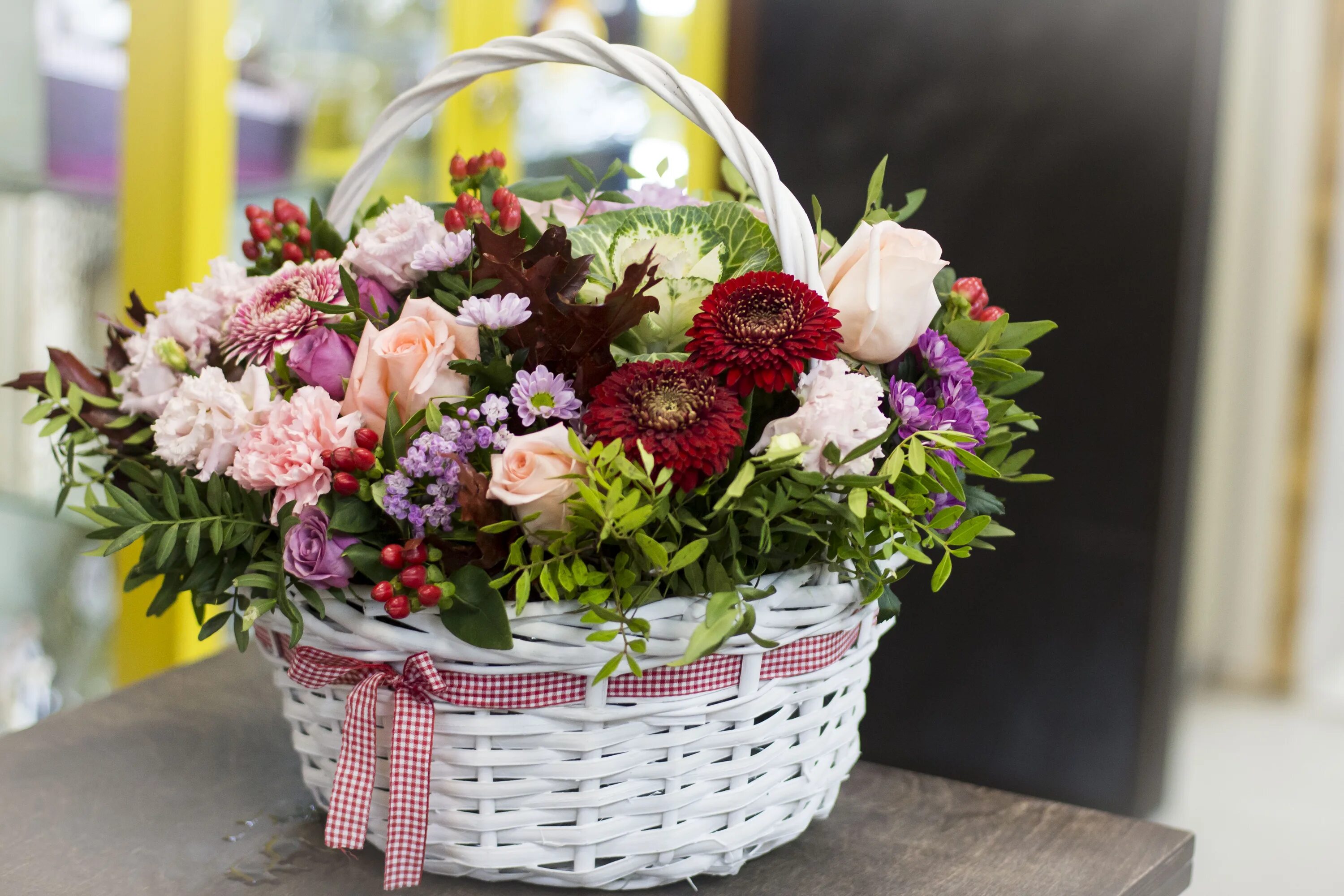 Красивые корзинки с цветами. Корзиночка с цветами. Композиция в корзине. Корзина с цветами. Красивые букеты в корзинках.
