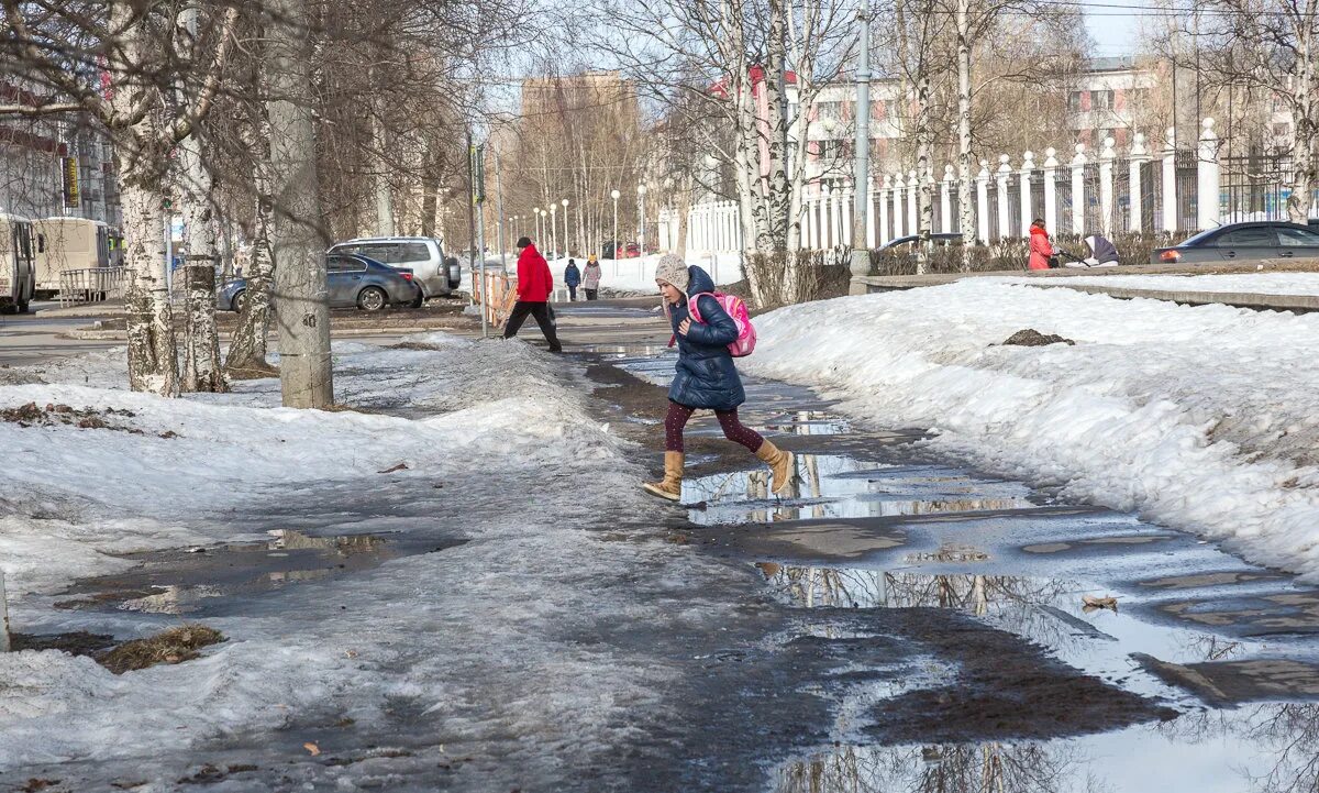 Как быстро растает снег. Весенние ручьи в городе. Весенние ручейки в городе. Ручей весенний дороге.