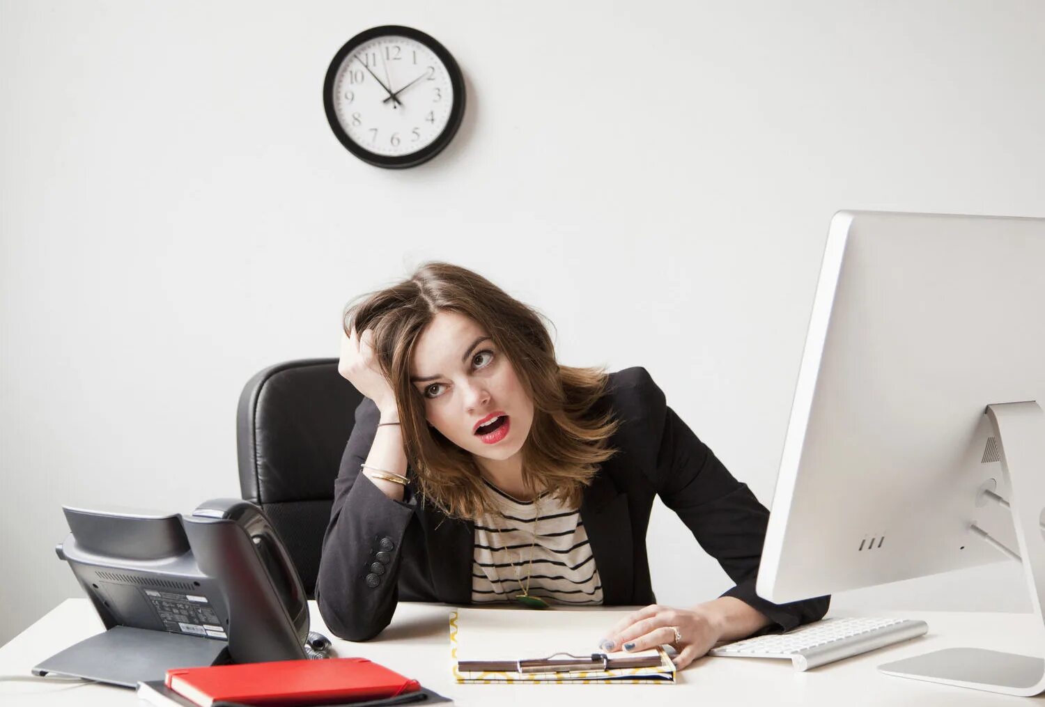 Работа стала раздражать. Работа стала раздражать. Недовольный сотрудник. Стресс учителя. Работа стала раздражать.