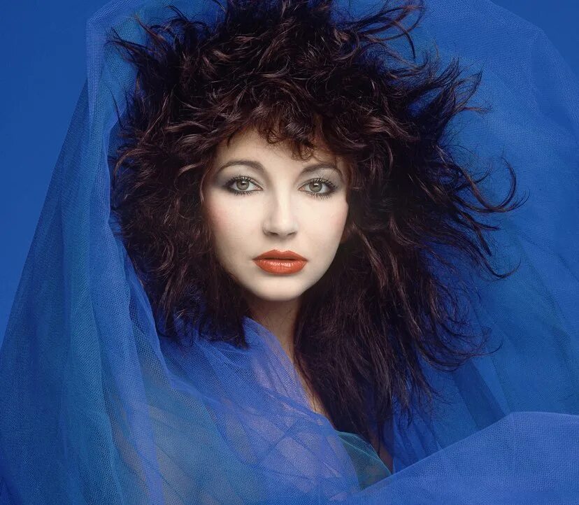 Кейт буш running up that перевод. Кейт буш. kate bush 2025. kate bush певица. kate bush 1982.