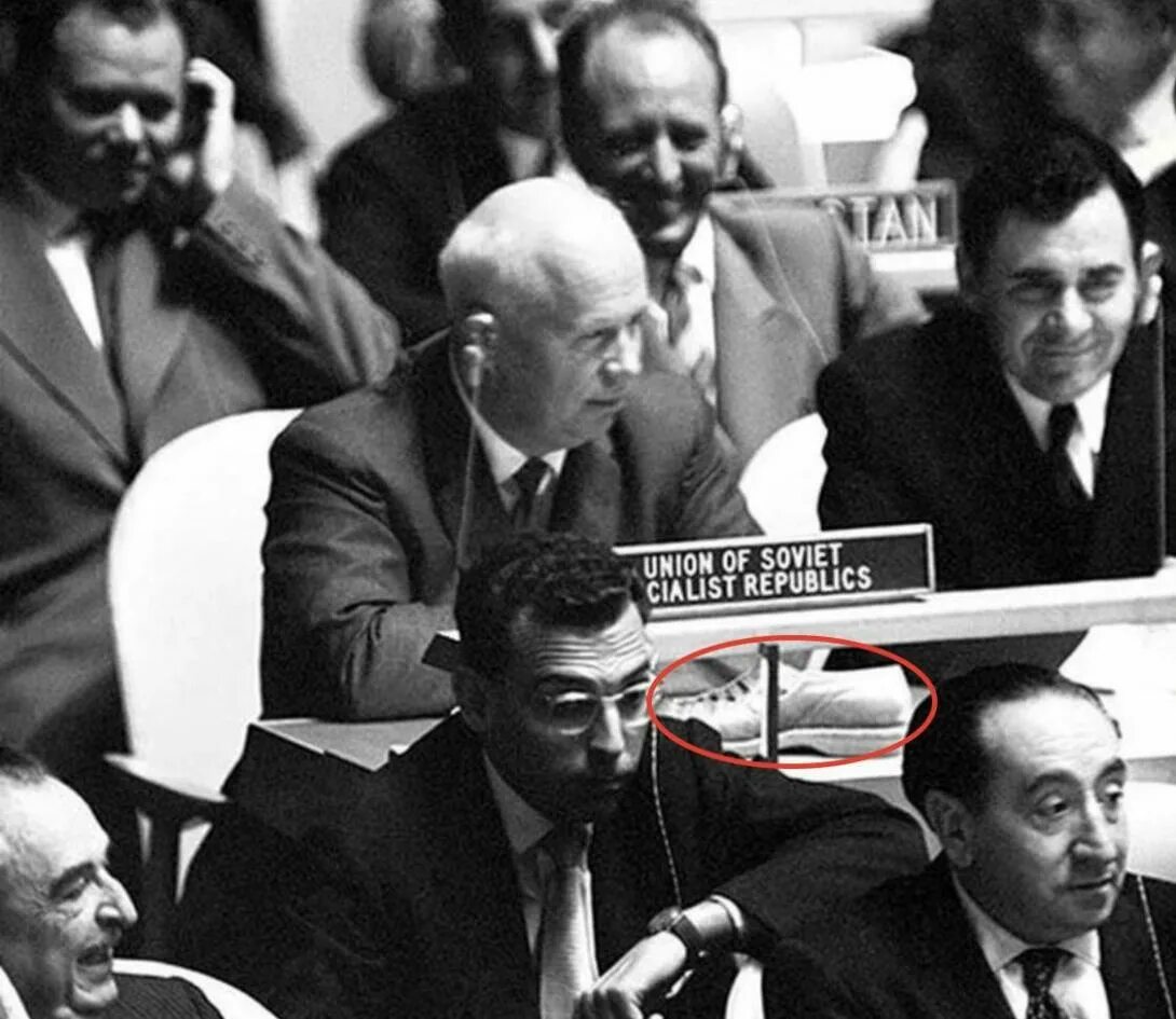 Хрущев стучит видео. Хрущев ООН И ботинок 1960. Хрущев с ботинком в ООН.