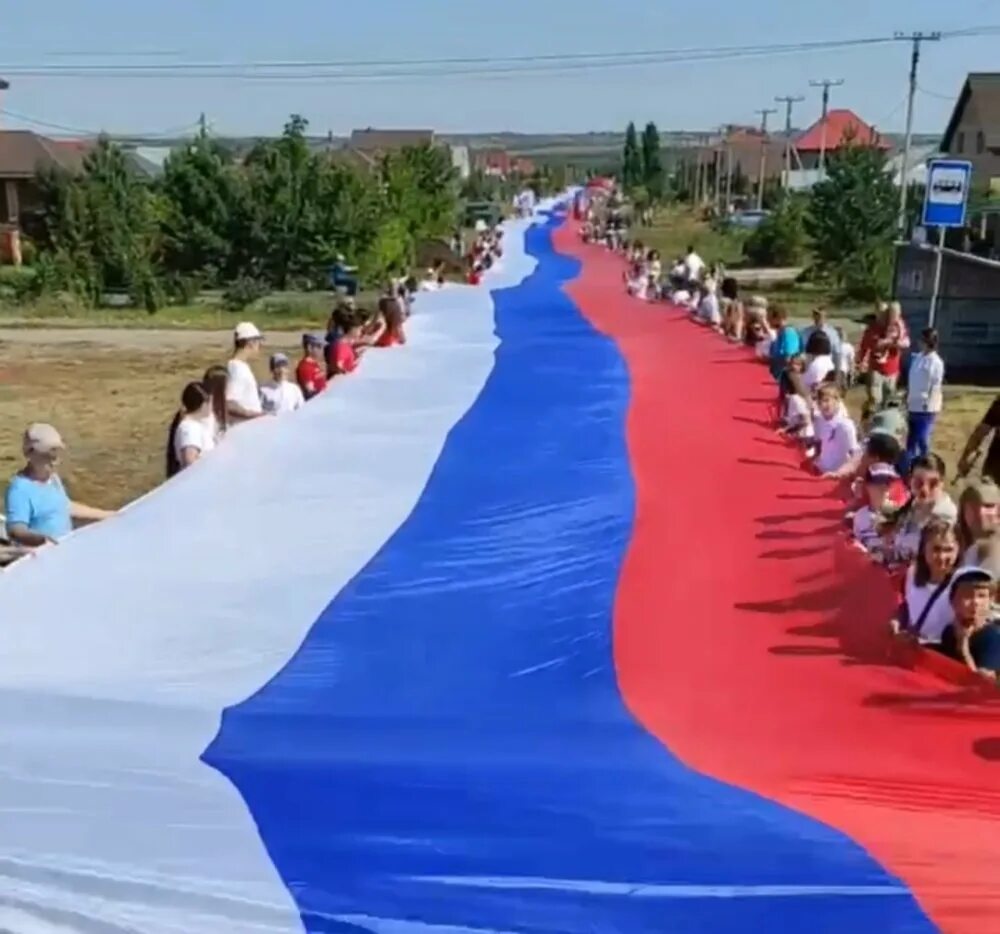 Самый большой российский флаг. Гигантский российский. Гигантский российский. Российский флаг фото. Гигантский российский.