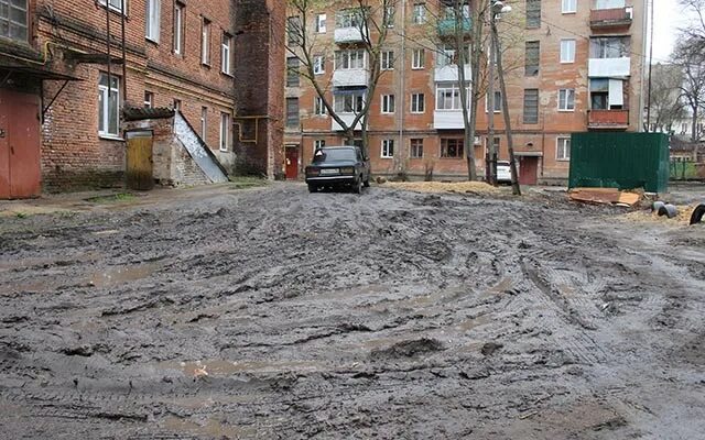 Разбитый двор. Разбитые дворы России. Разбитые улицы Воронежа. Фотографии разбитого двора.